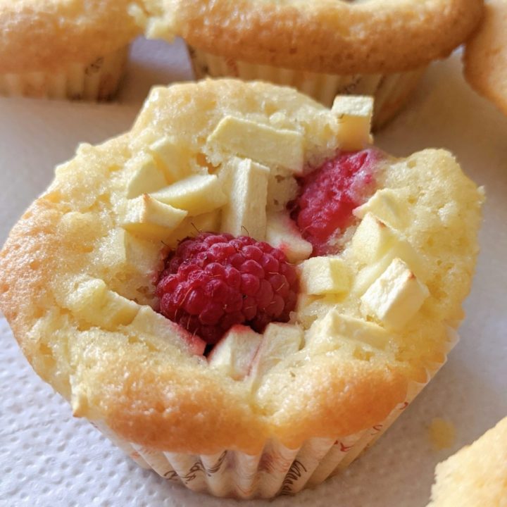 Un muffin fourré framboise pomme sur du papier Sopalin.