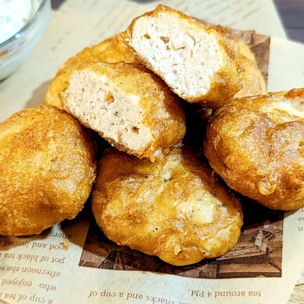 Des nuggets de poulet maison sur du papier journal.