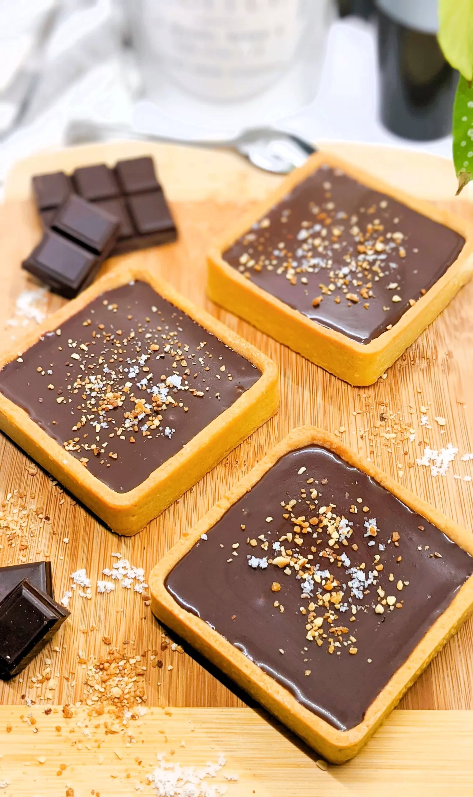 Des tartelettes chocolat praliné sur une planche de bois.
