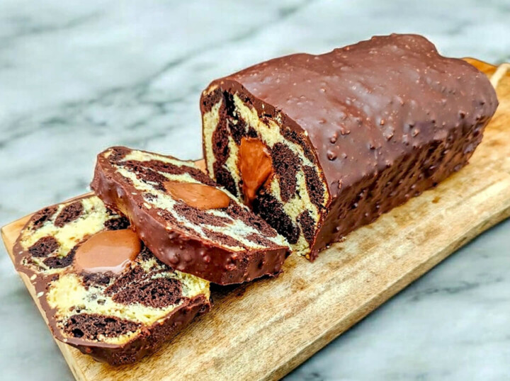 Des tranches de cake marbré au chocolat et vanille.