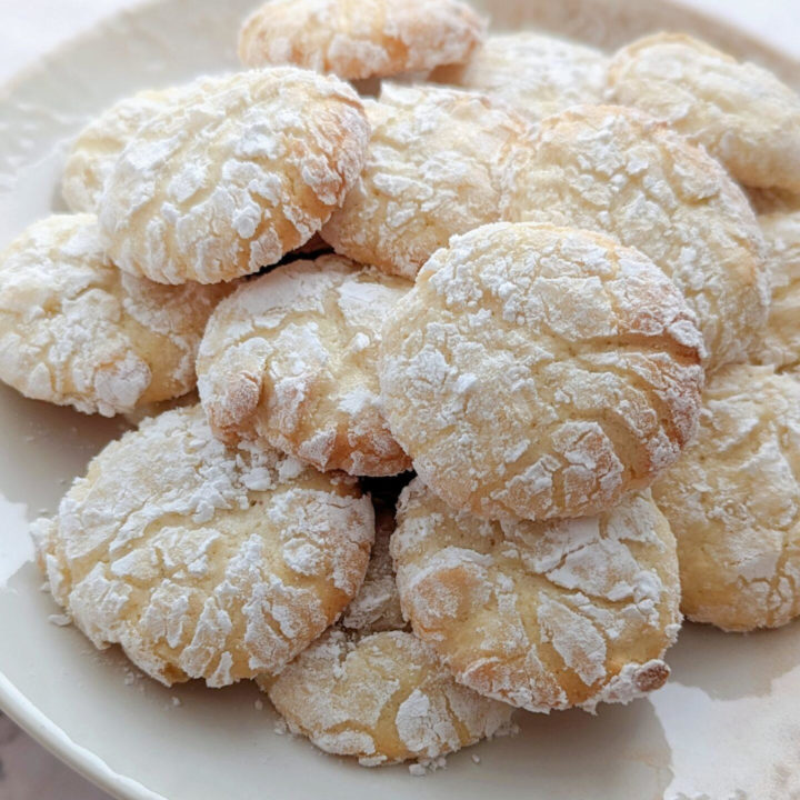 Des crinkles citron vert dans une assiette blanche.