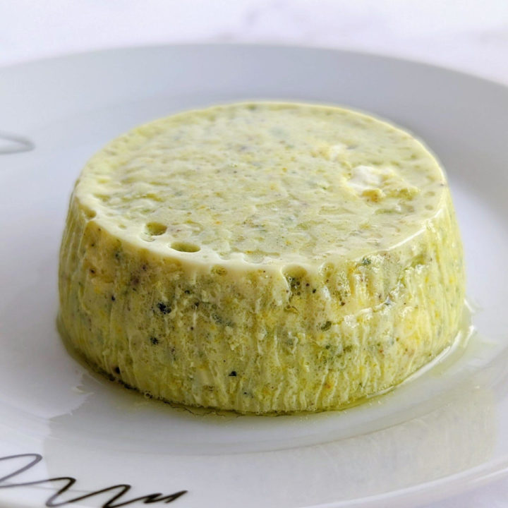 Un flan de courgettes sur une assiette blanche.