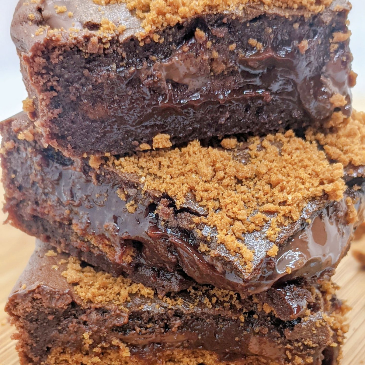 Des carrés de fondant chocolat empilés les uns sur les autres.