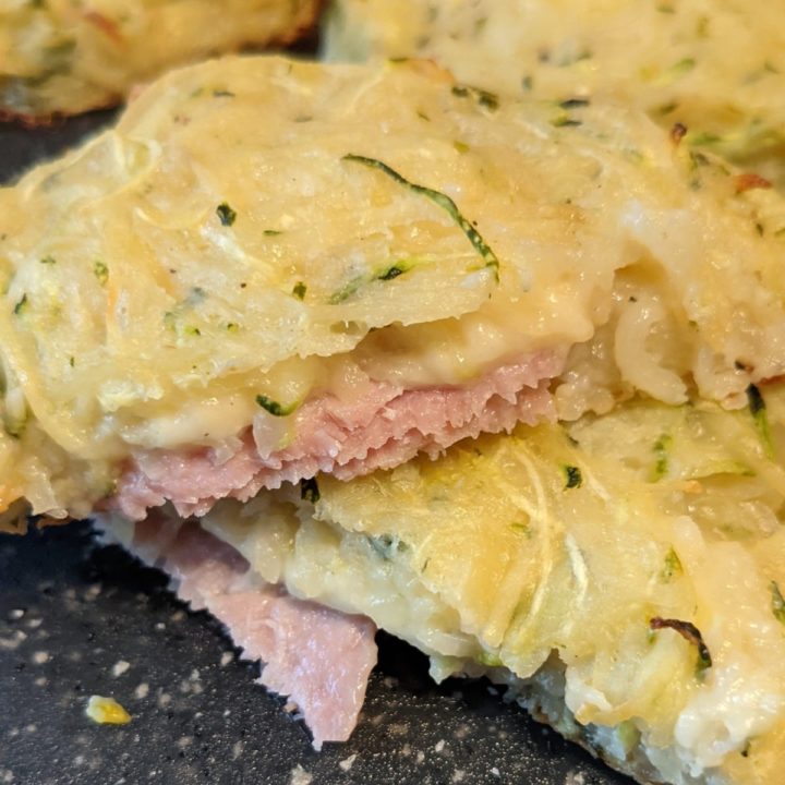 Une part de lasagne courgette jambon dans une assiette.