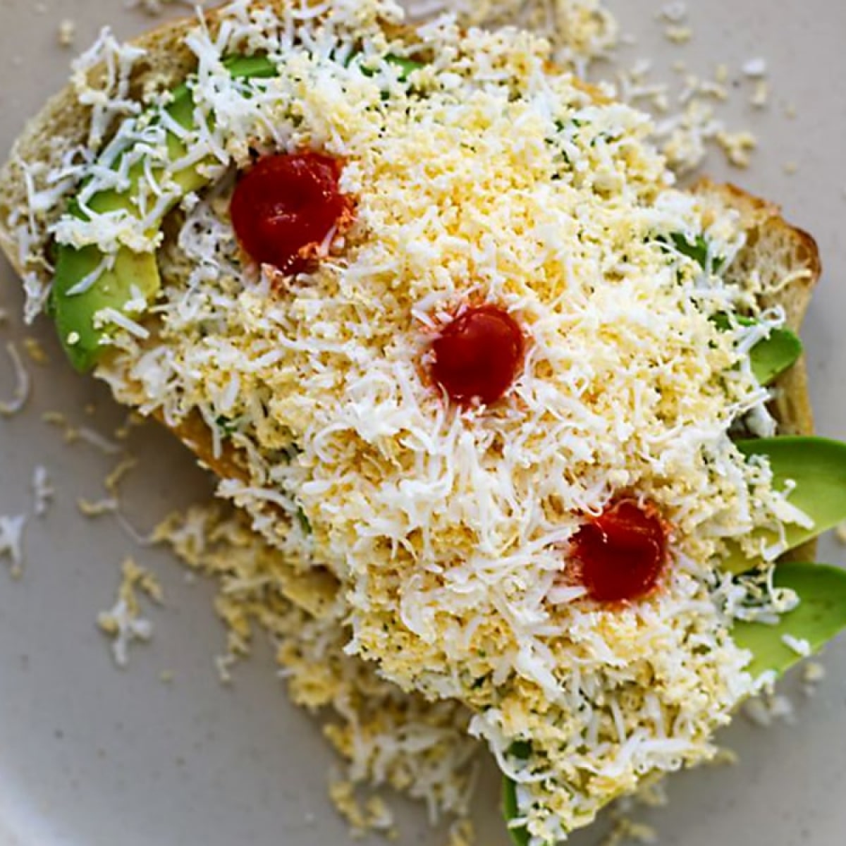 Une tartine d'avocat oeuf rapé