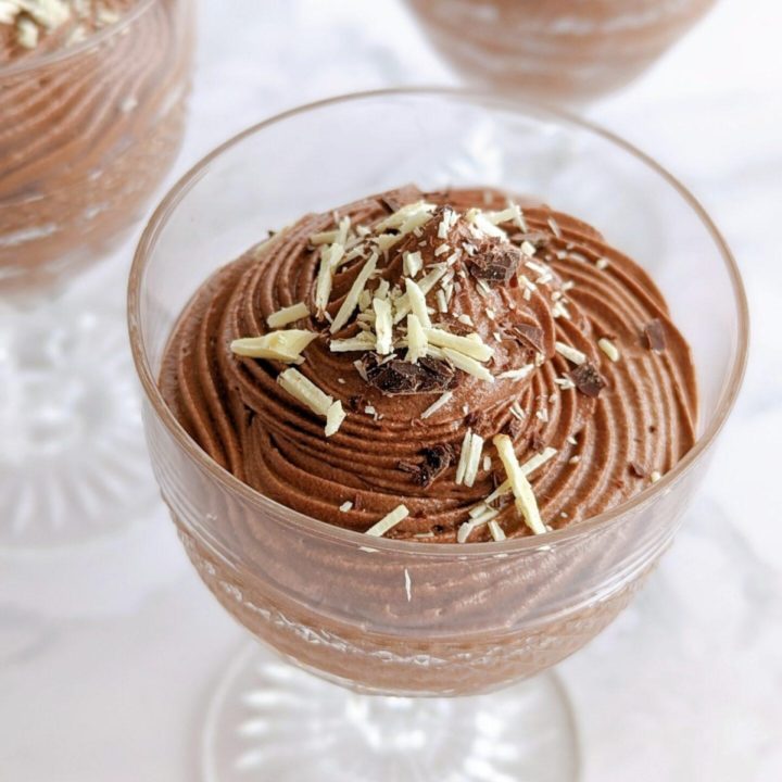Une mousse chocolat crème liquide dans une coupelle en verre.