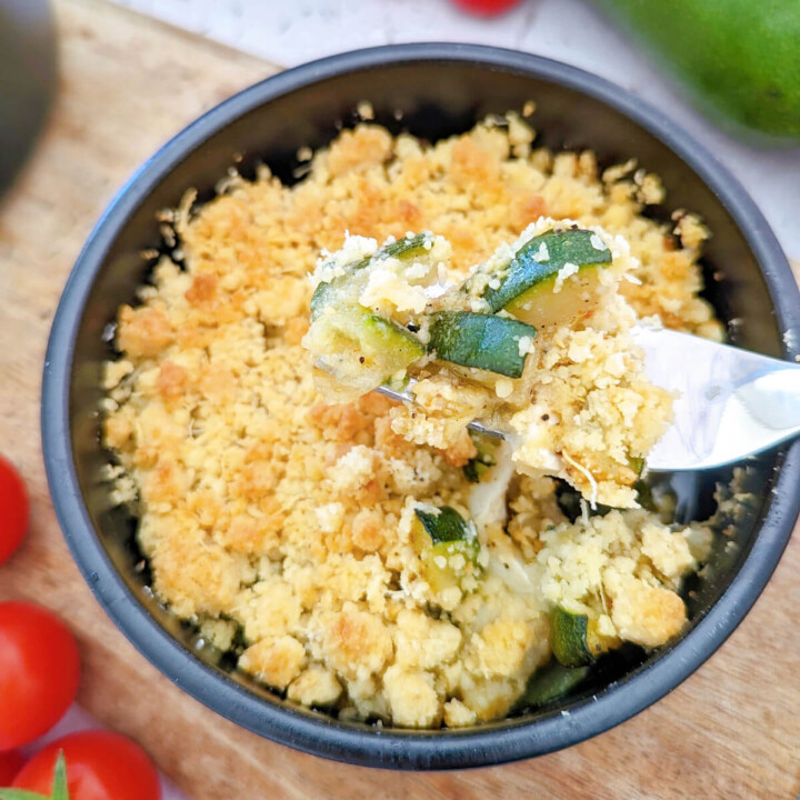 Une fourchette tenant un morceau de crumble salé courgette.