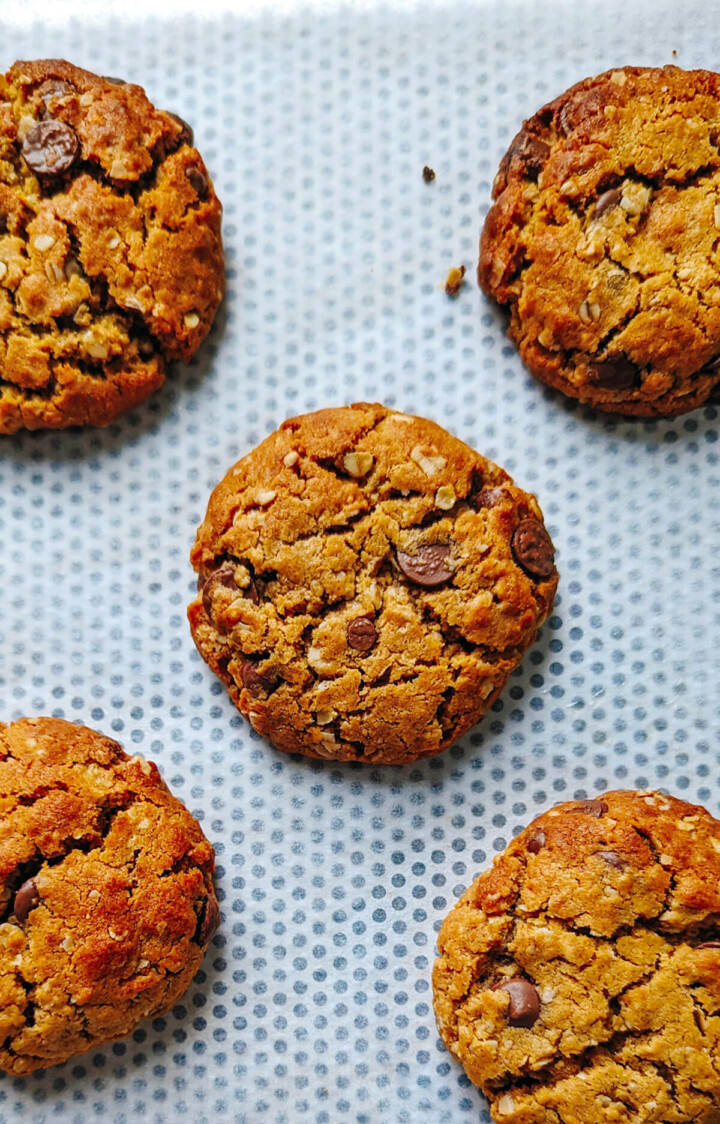 Des cookies beurre de cacahuètes sur une plaque de cuisson.