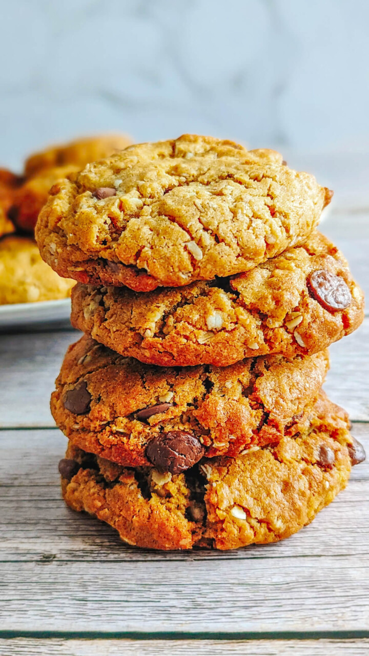 Des cookies empilés les uns sur les autres.