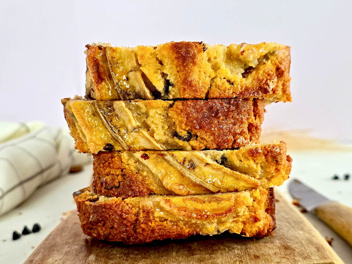 Des tranches de banana bread très moelleuses sur une planche.