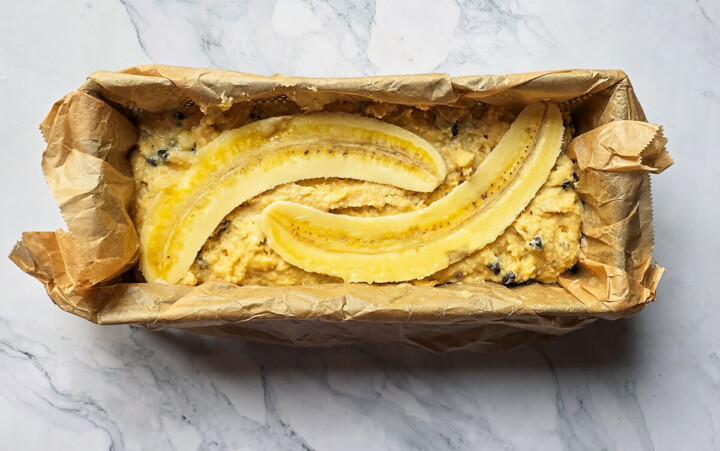 Cuisson d'un banana bread dans son moule avec du papier sulfurisé.