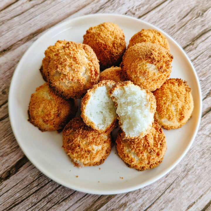 Des rochers coco dans une assiette noire, sur un fond en bois.