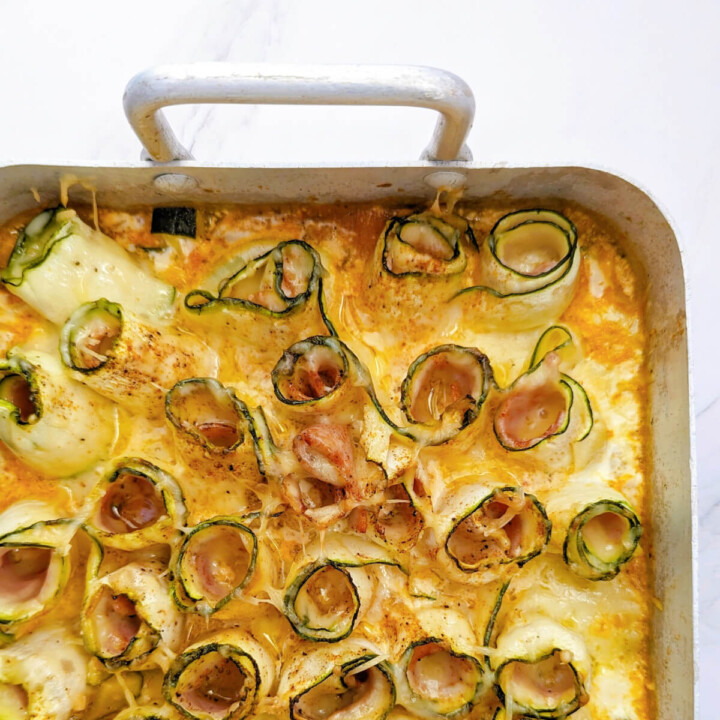 Des roulées de courgettes jambon dans un plat allant au four.
