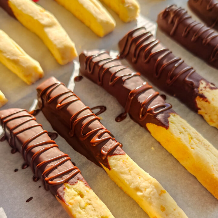 Des sablés de Noel choco orange en forme de stick.