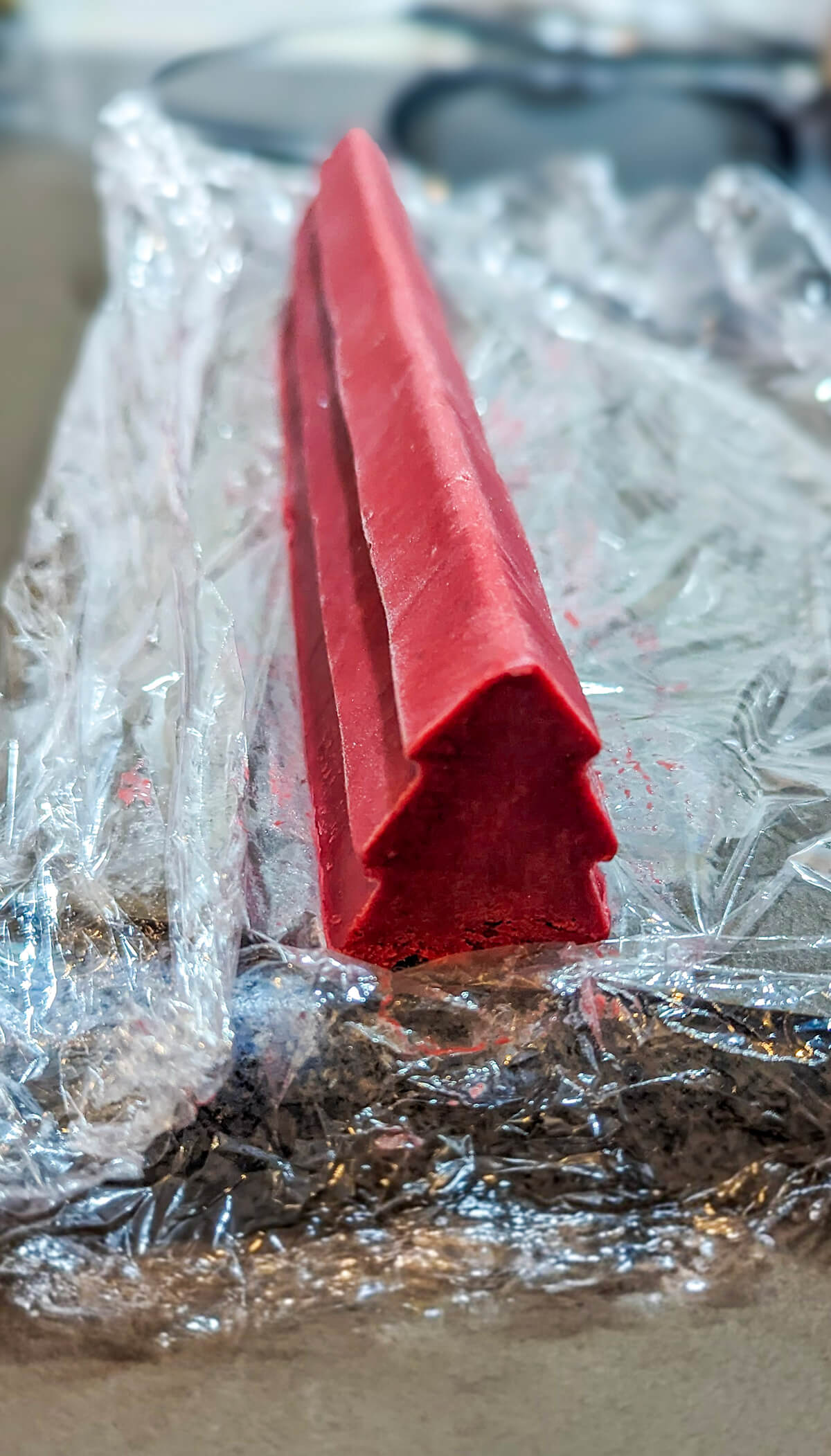 Un insert fruits rouges congelés pour la préparation d'une bûche aux fruits rouges.
