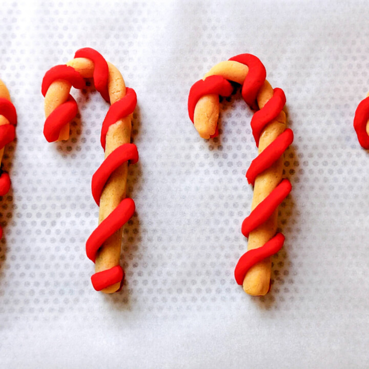 Sablés sucre d'orge sur une plaque de cuisson recouverte de papier sulfurisé