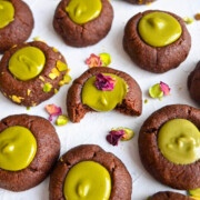 Des sablés pistache chocolat sur un fond blanc.