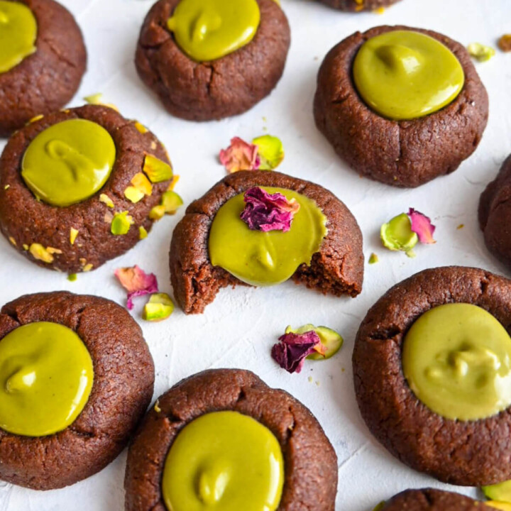Des sablés pistache chocolat sur un fond blanc.