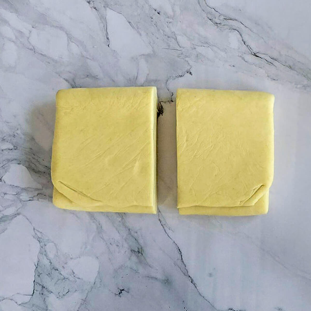 2 pâtes feuilletées sur un fond gris clair.
