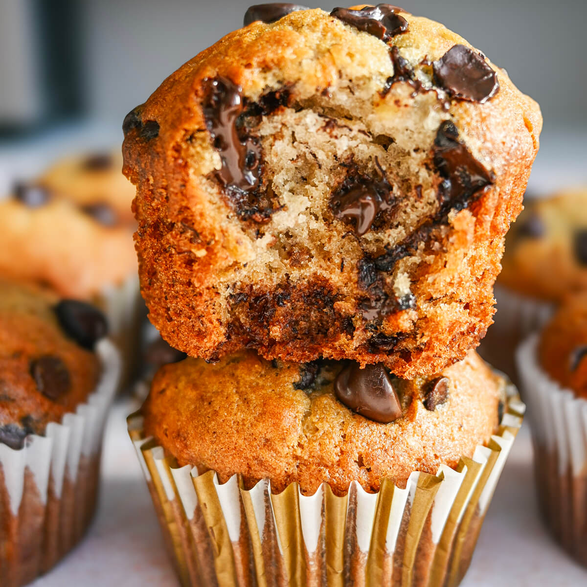 Un muffin ouvert en deux, sur un autre muffin.