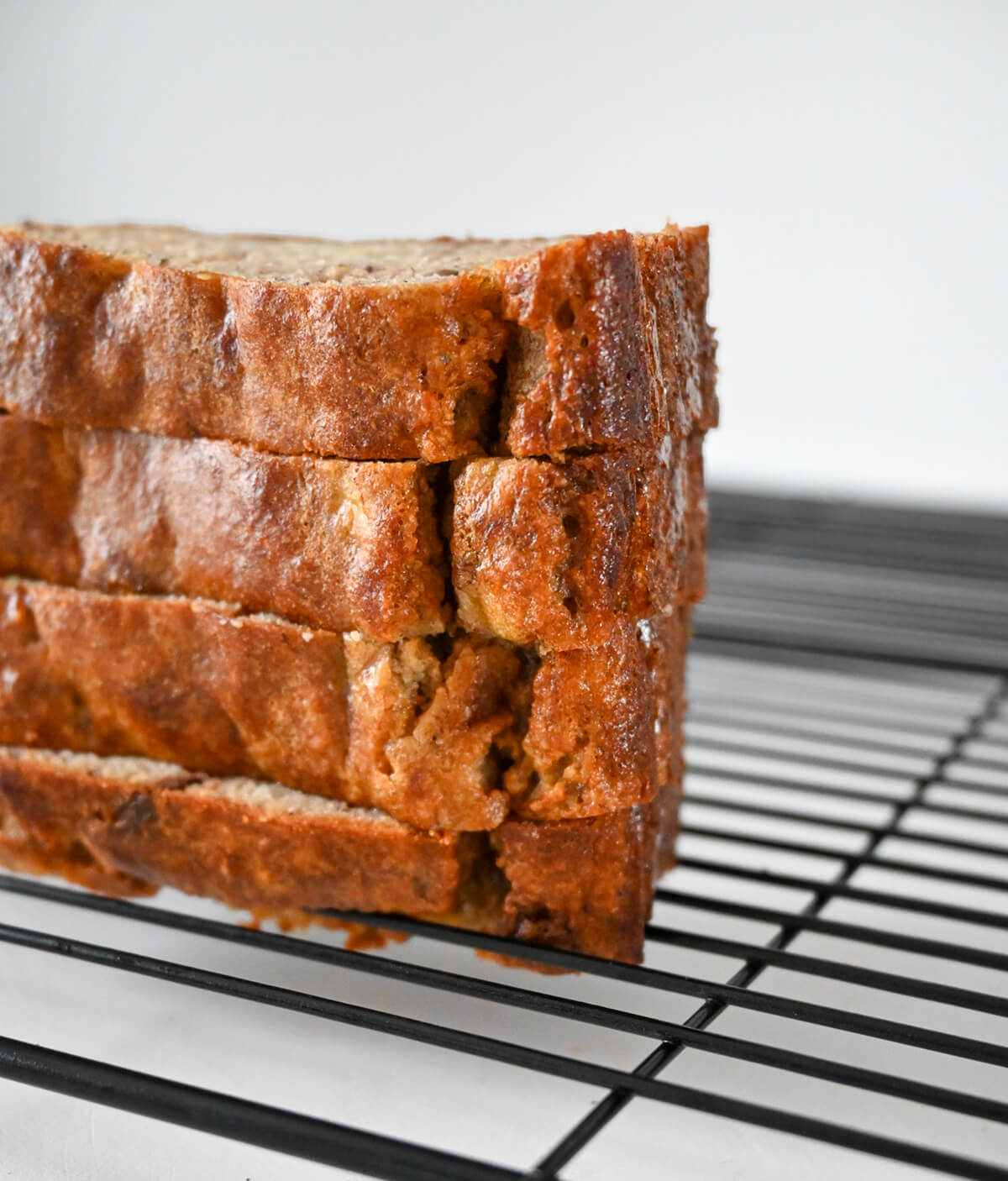 Des tranches de banana bread sur une plaque de refroidissement.