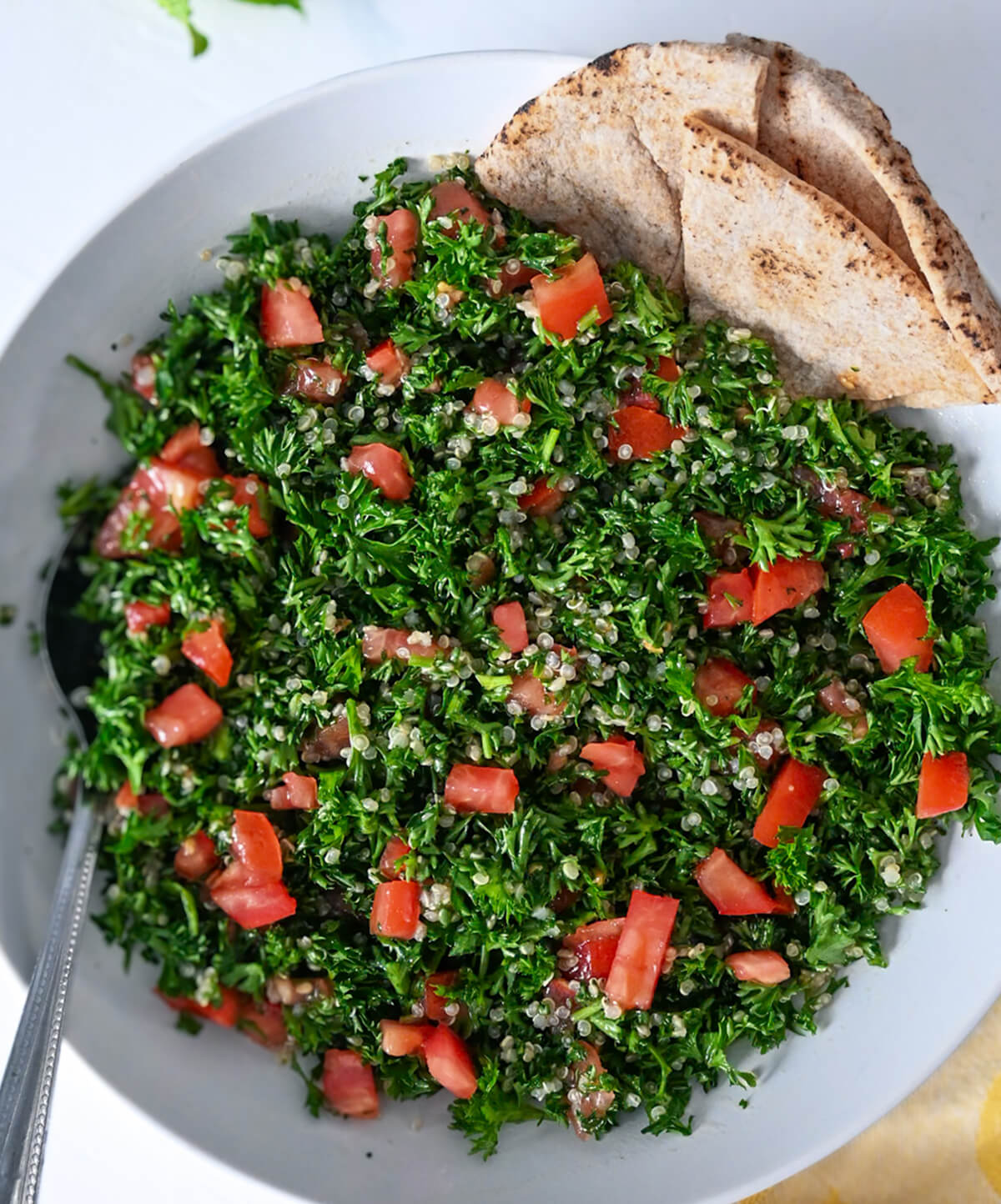 Taboulé libanais traditionnel avec persil frais, tomates et boulgour fin