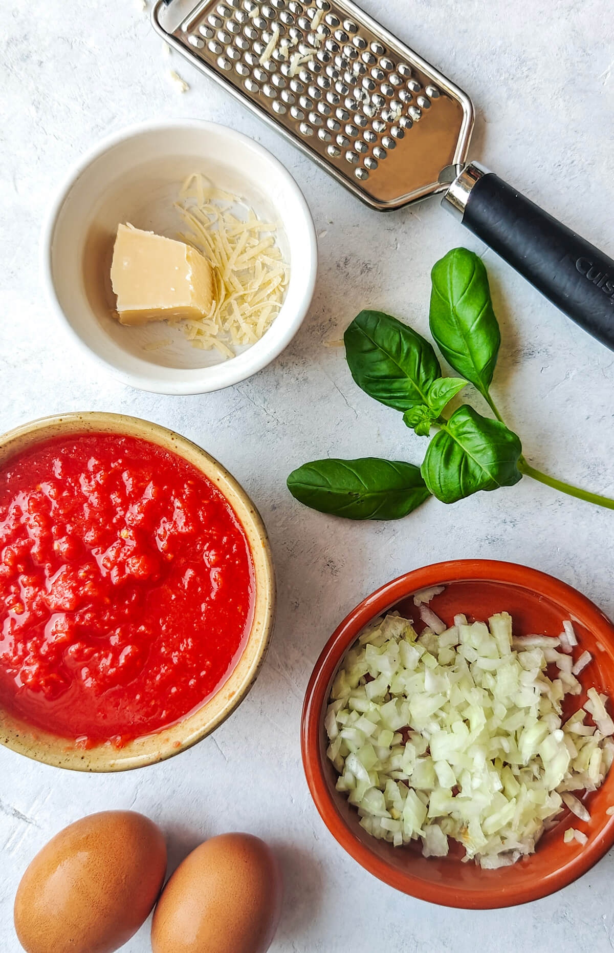 Des ingrédients pour des oeufs à la tomate.