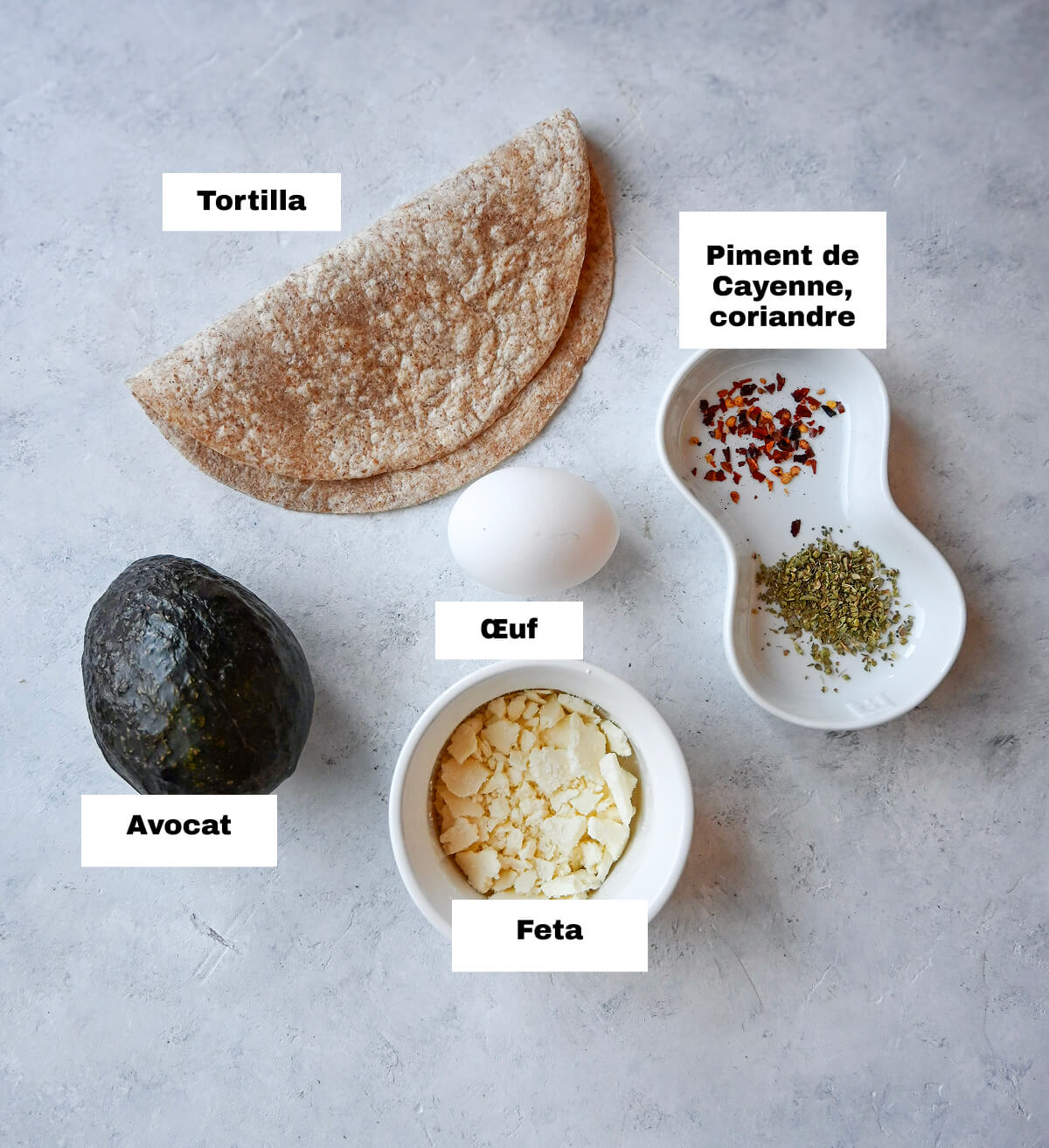 Des ingrédiends pour une recette d'oeufs croustillants à la feta