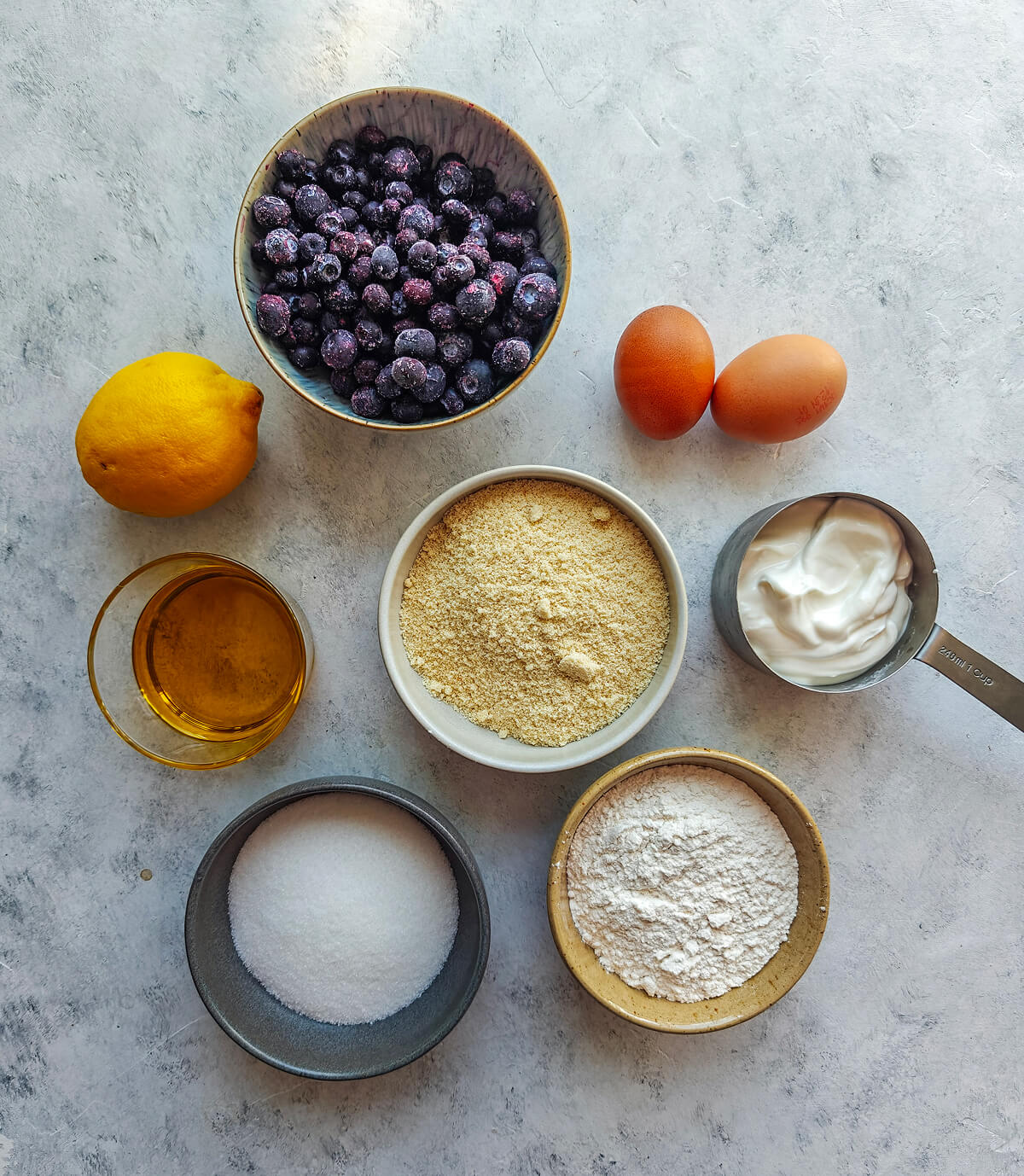 Des ingrédients pour une recette de cake myrtilles et citron.