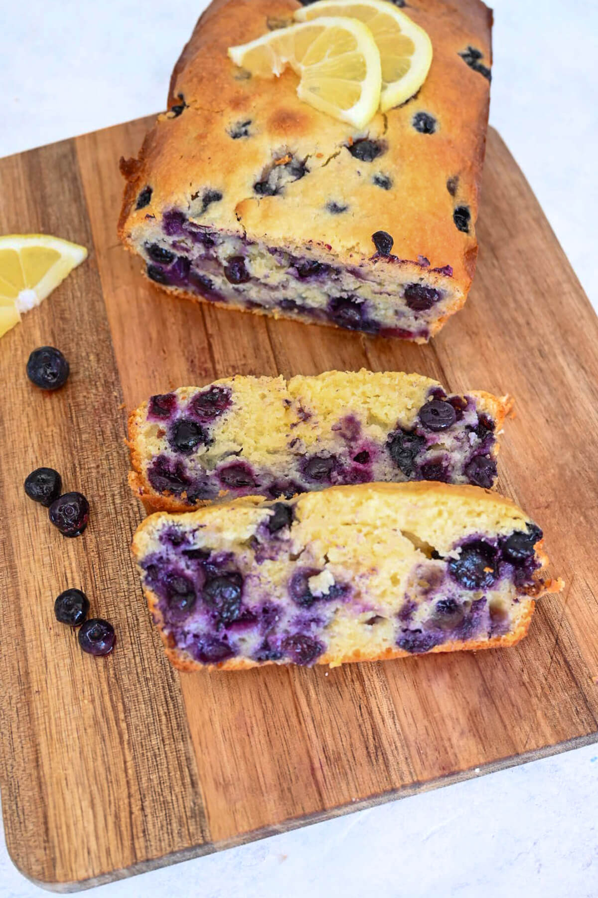 Un cake myrtilles citron sur une planche de bois,. 