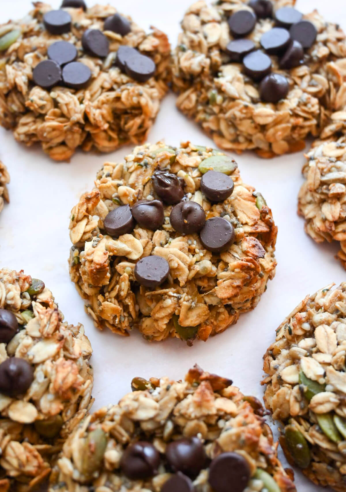 Des cookies flocons d'avoine et graines sur fond blanc.