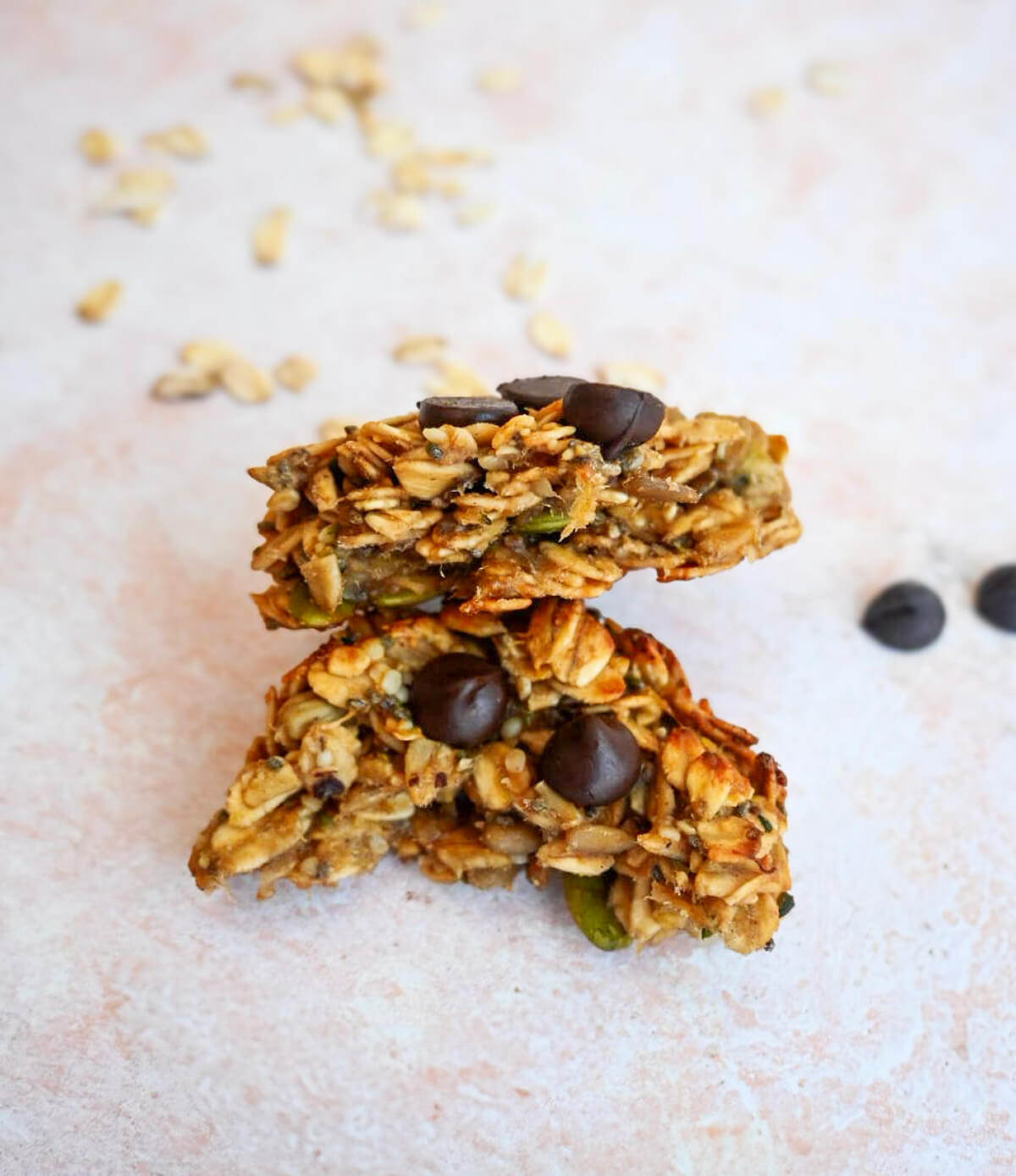 Un cookies ouvert en deux sur un fond rose clair.