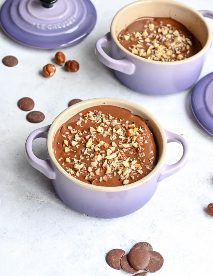 Deux mini-cocottes pour une recette de mug cake aux flocons d'avoine.
