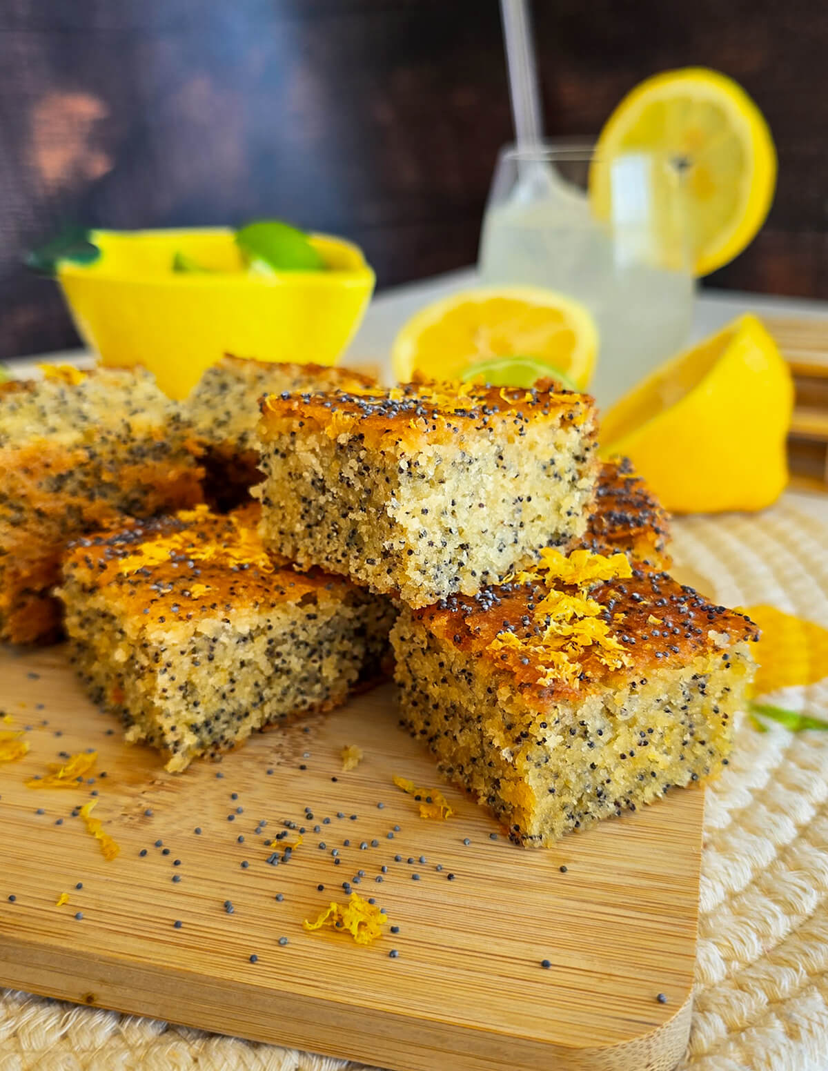 Des morceaux de cake au citron pavot sur une planche de bois.