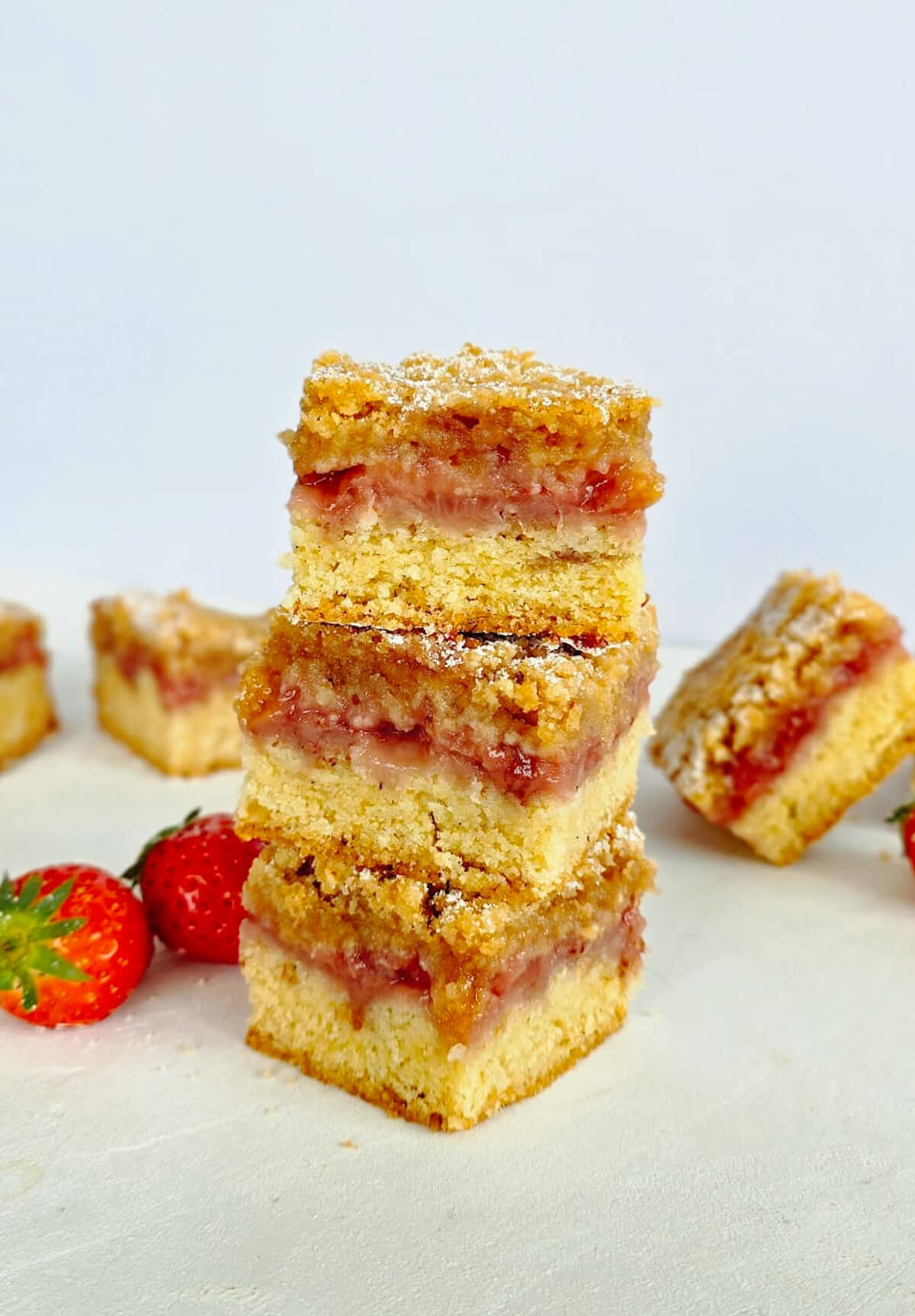 Des carrés aux fraises sur une surface blanche, fraises sur le coté.