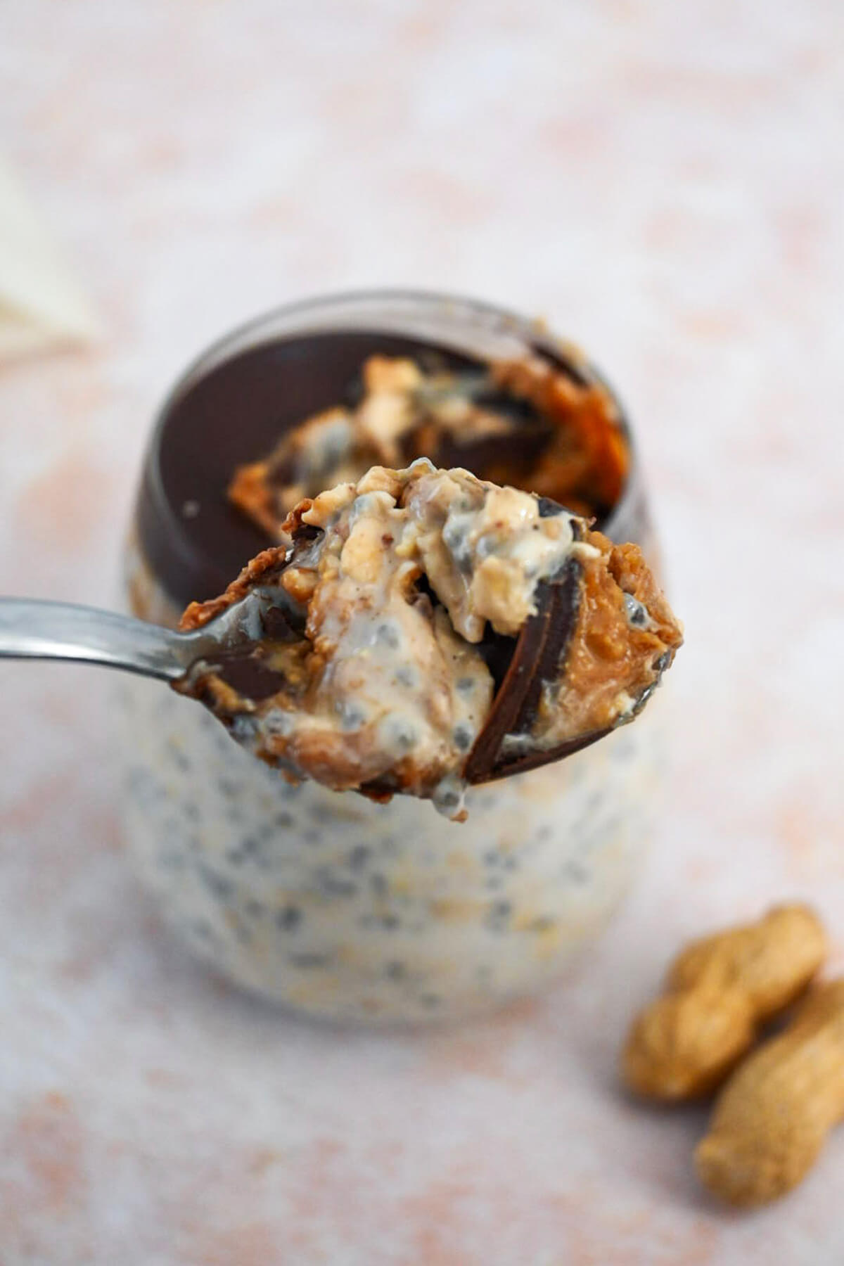 Une cuillère avec un morceau d'overnight oats snickers.