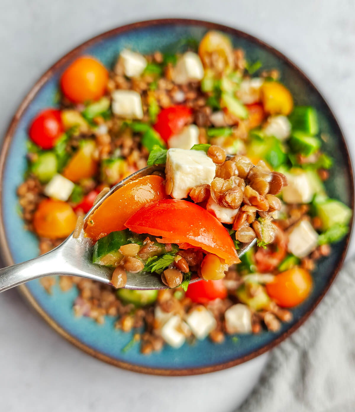 Cuillère de salade de lentilles.