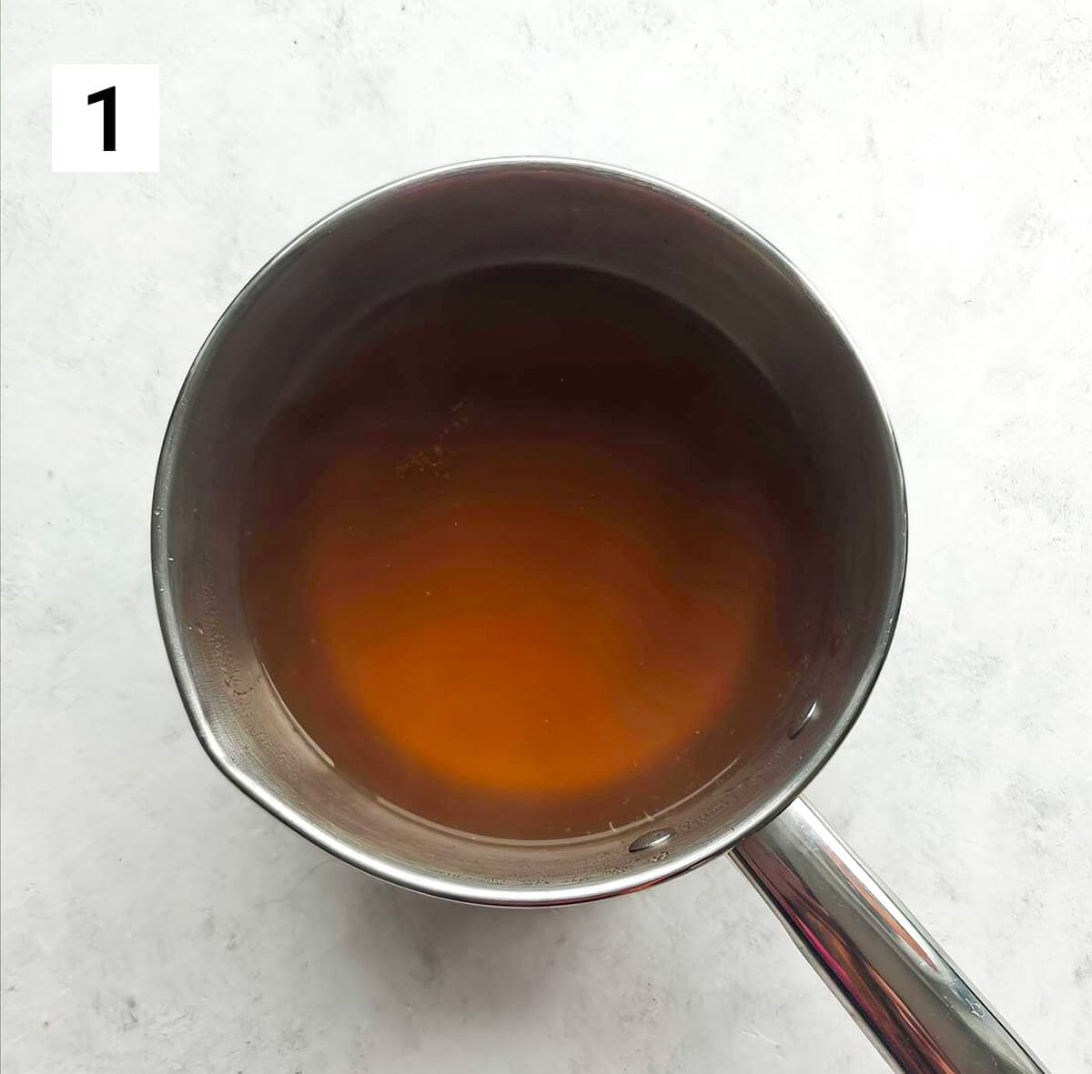 Une casserole remplie de bouillon de légumes, sur un fond blanc