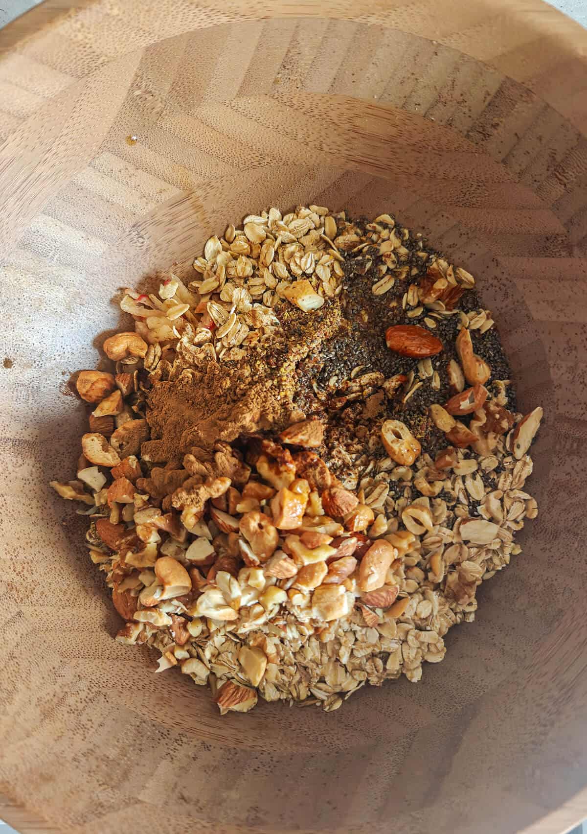 Un saladier en bois rempli de granola.