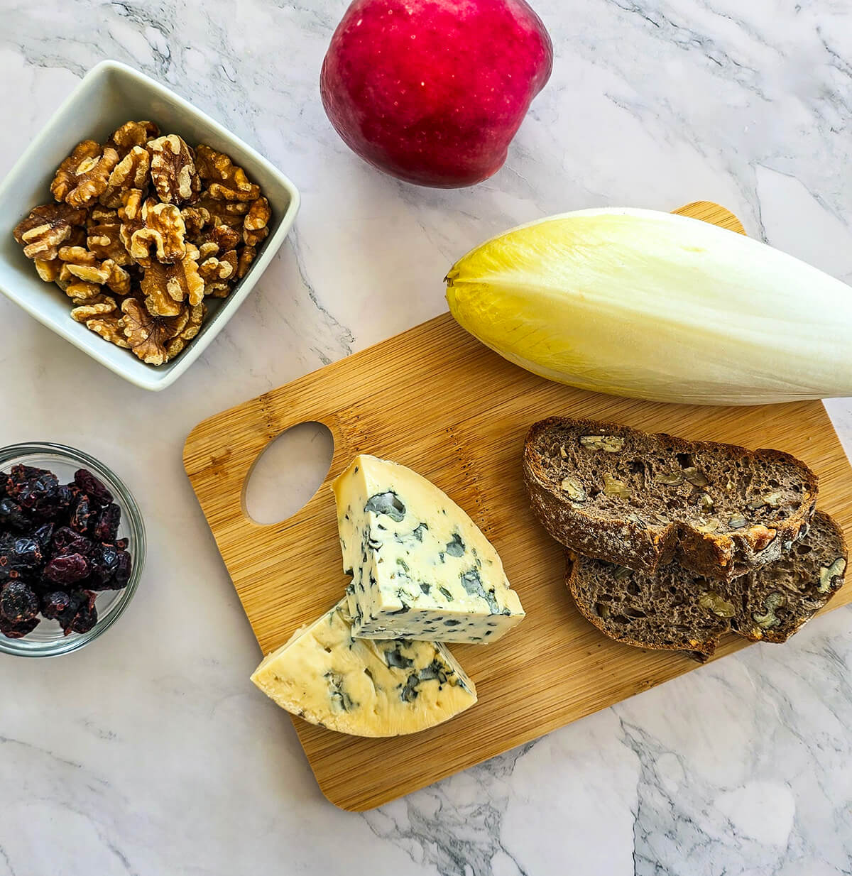 Des ingrédients pour la meilleure salade d'endives.