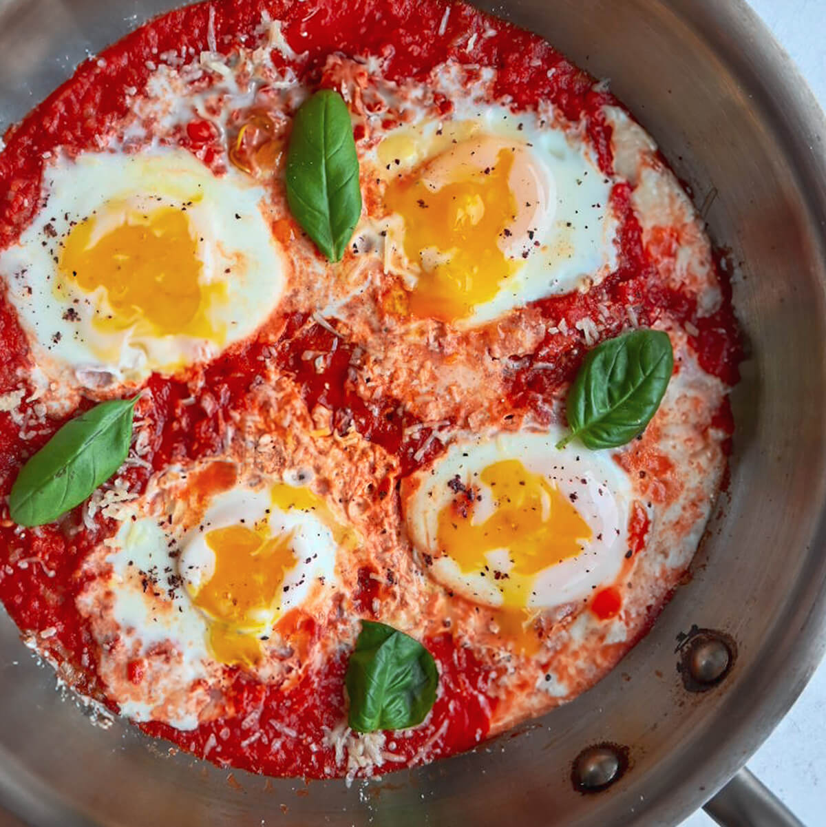 Des oeufs a la tomate (Uova in Purgatorio) dans une casserole en inox.