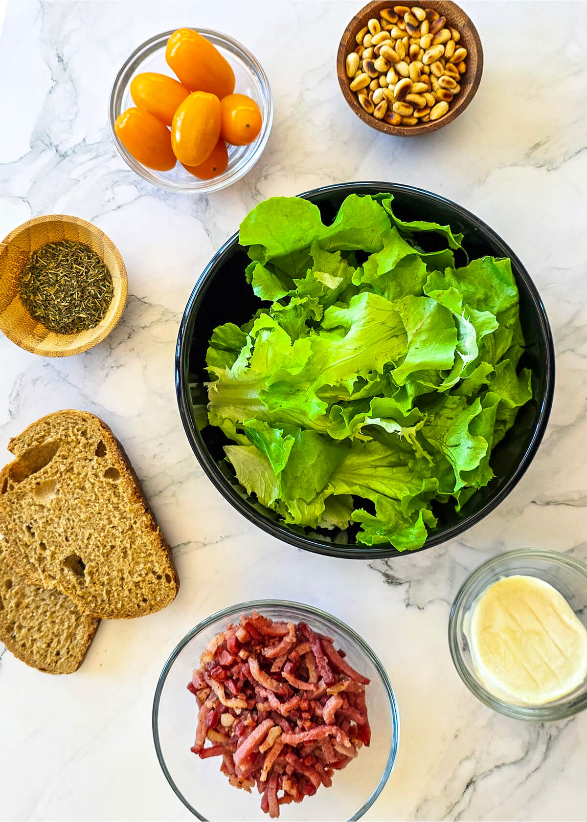 Des ingrédients pour une salade de chèvre chaud et lardons.