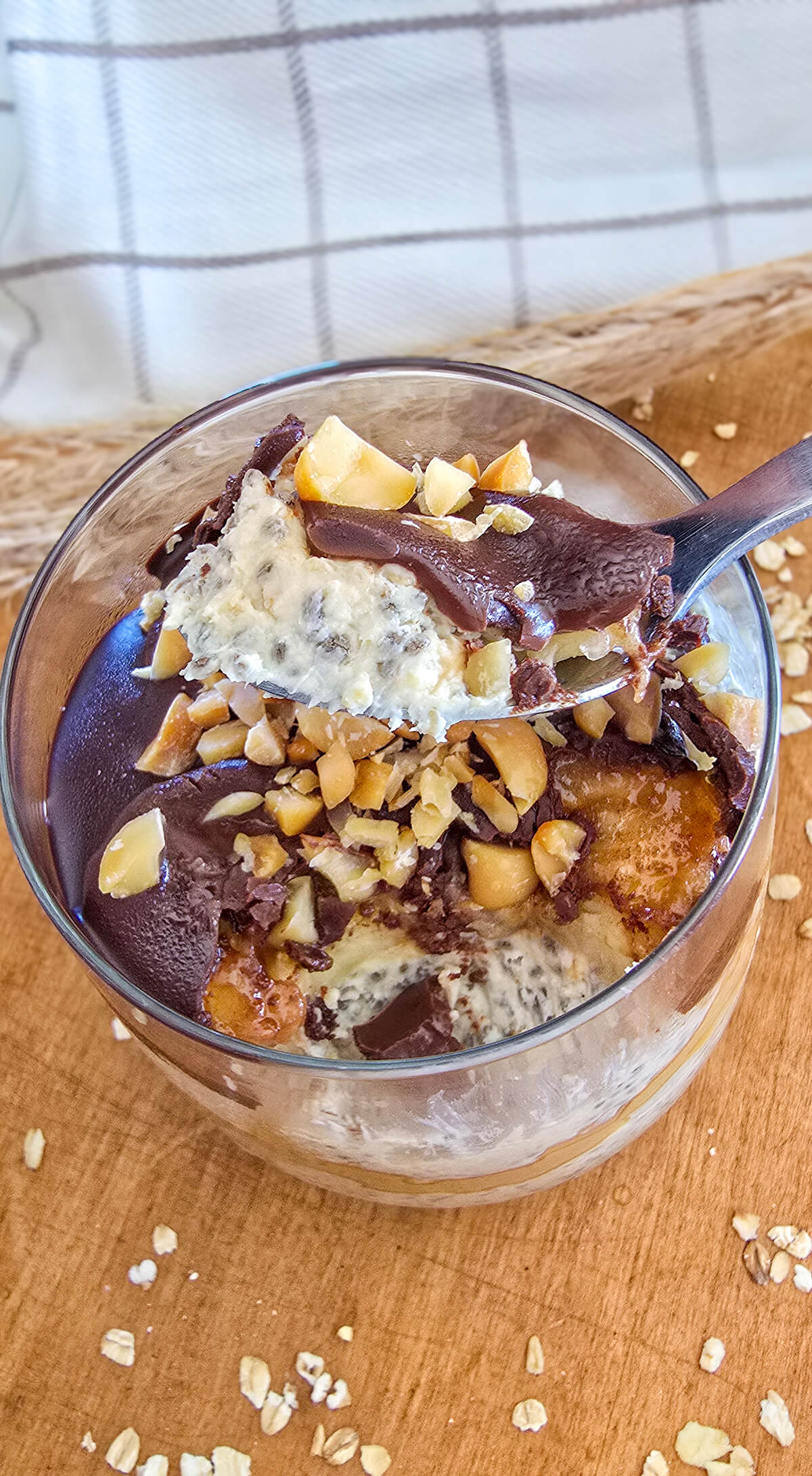 Un overnight porridge banane dans un verre, sur un fond de couleur bois