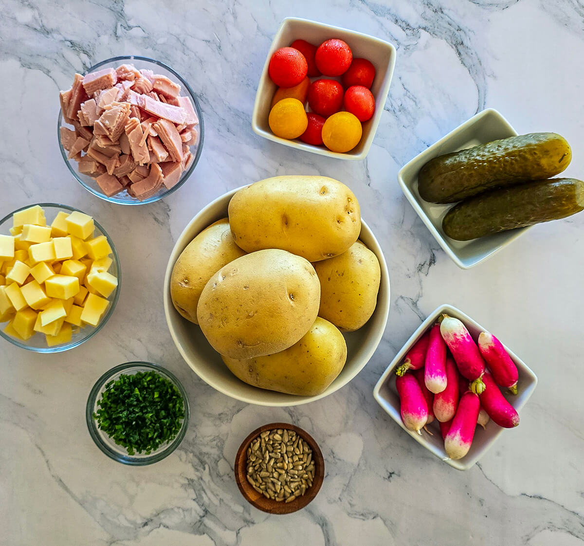 Des ingrédients pour une salade de pommes de terre.