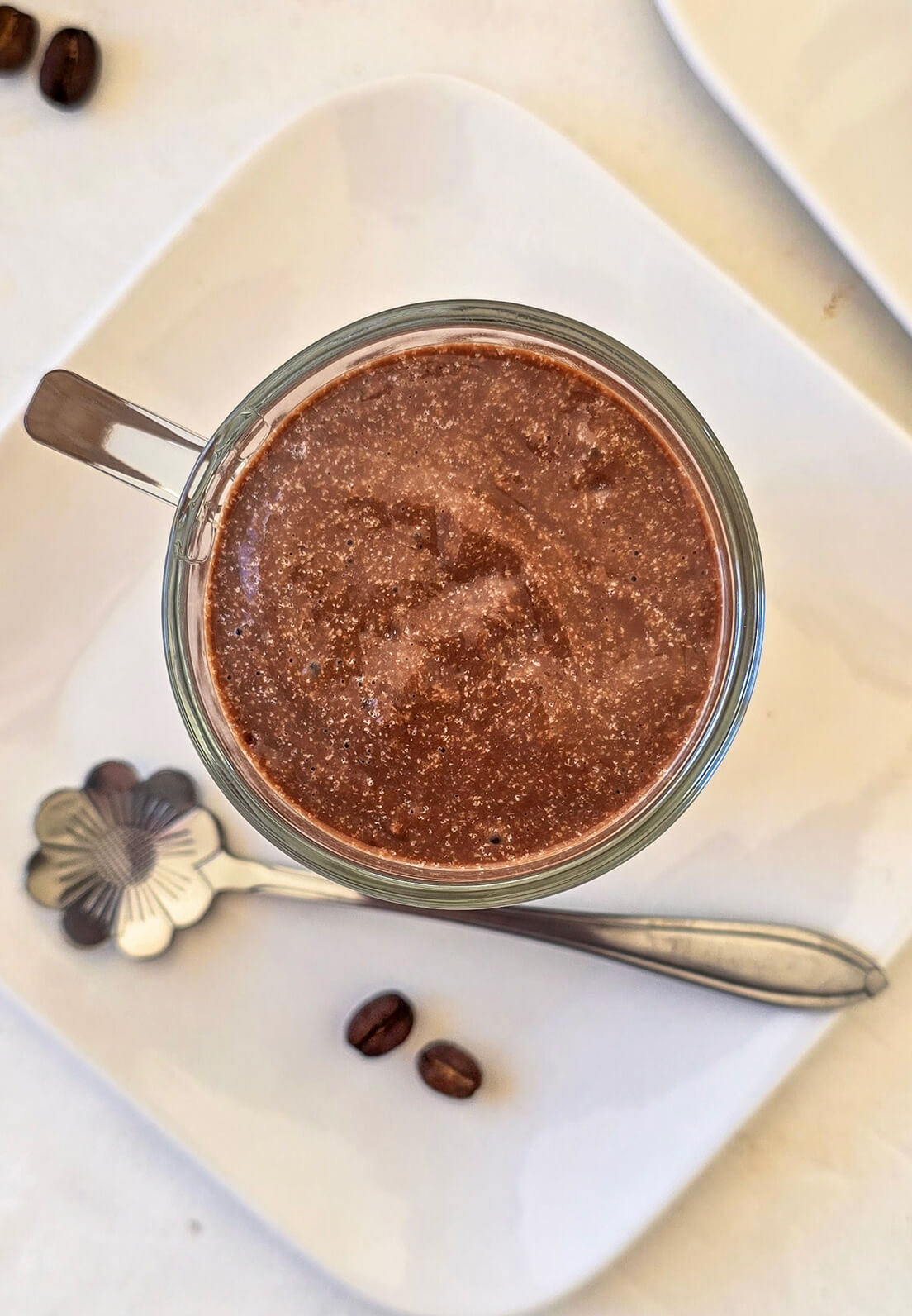 Une crème dessert choco café, avec une petite cuillère.