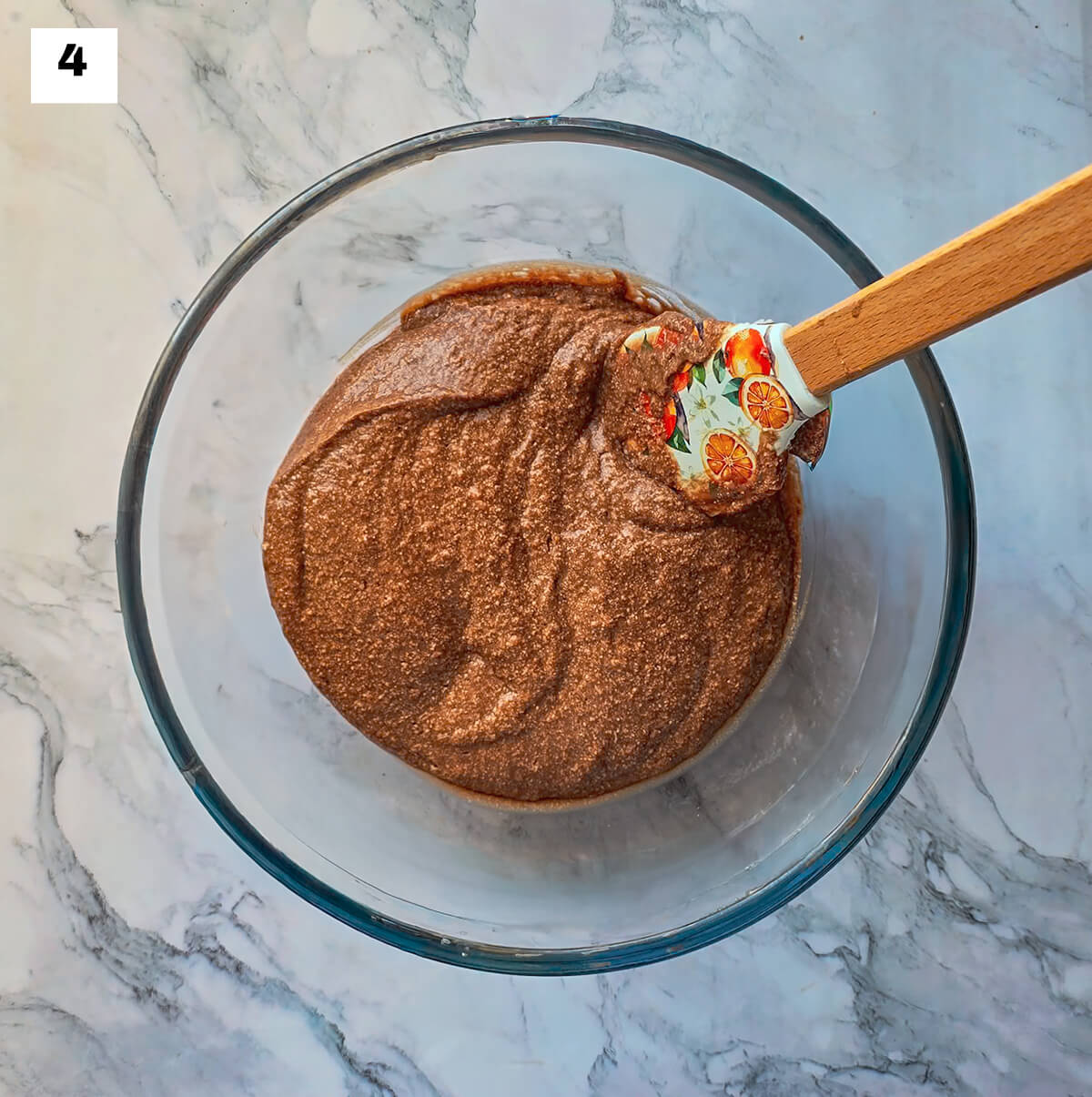 Une crème chocolat café dans un saladier en verre, avec une spatule.