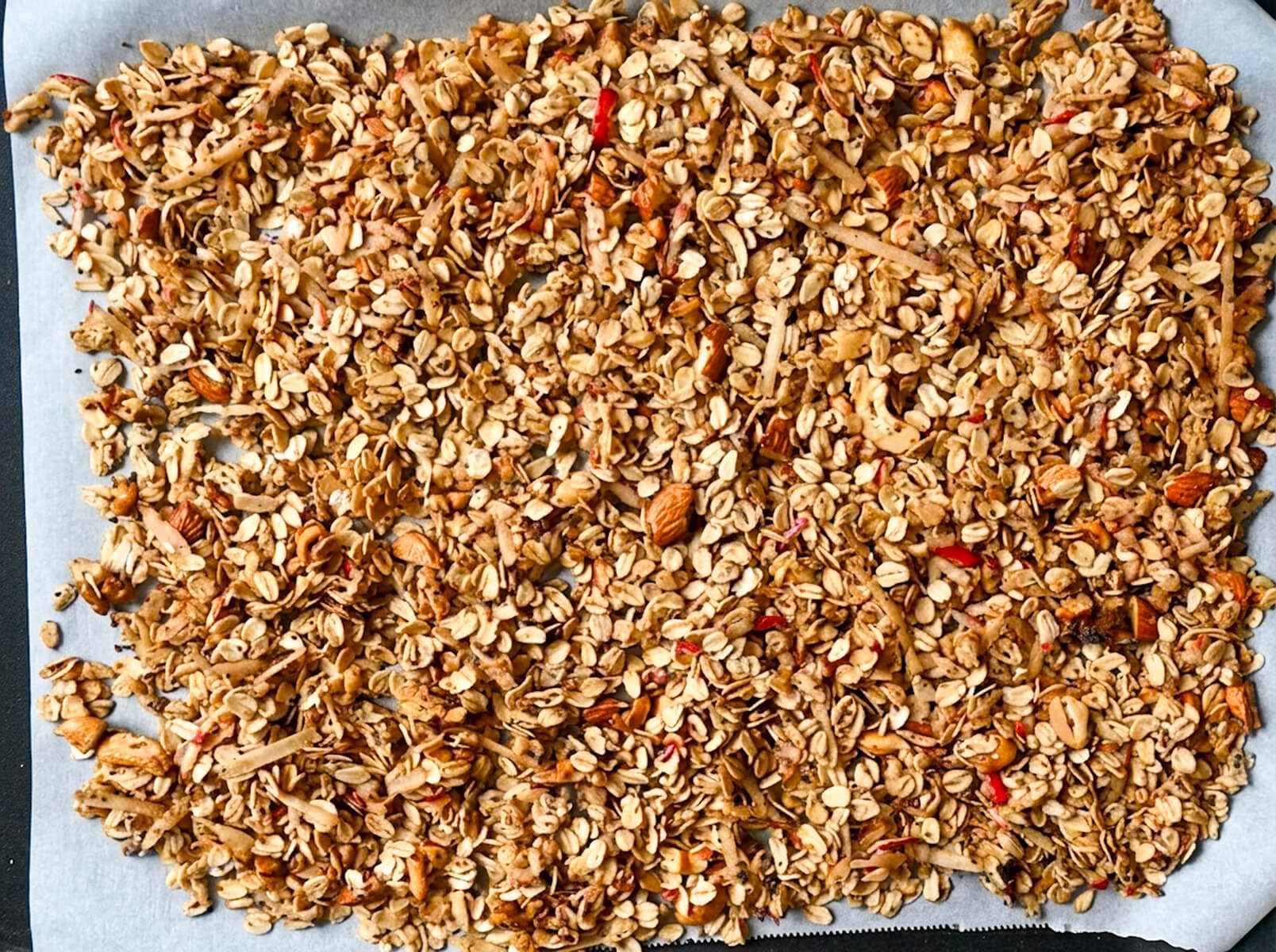 Du granola sans sucre sur une plaque de cuisson.