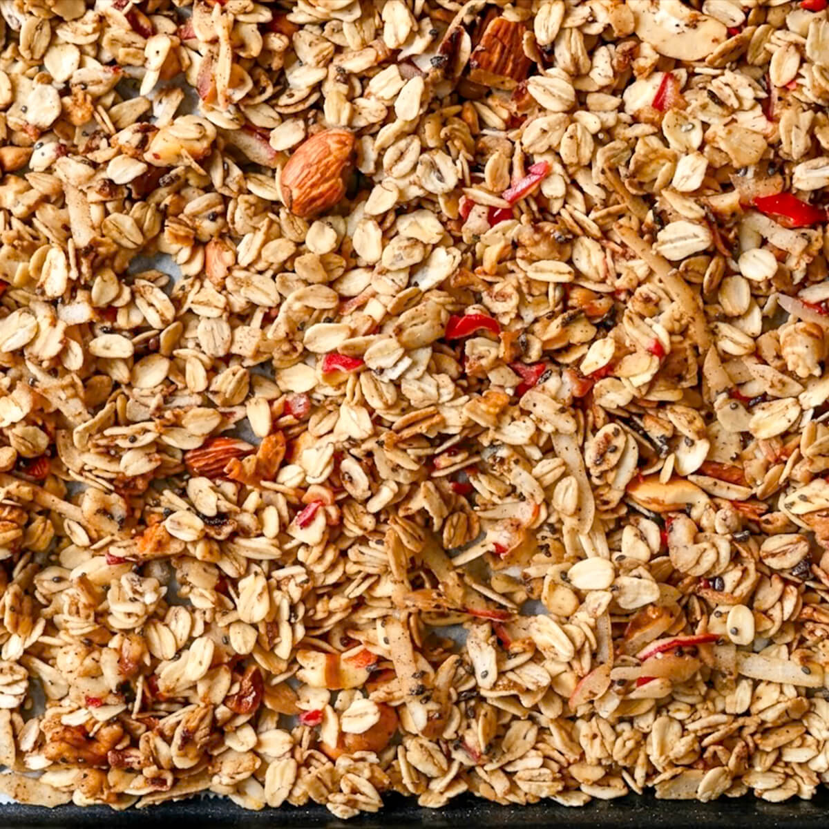 Du granola sans sucre ajouté, idéal pour les diabétiques, étalé sur une plaque de cuisson.