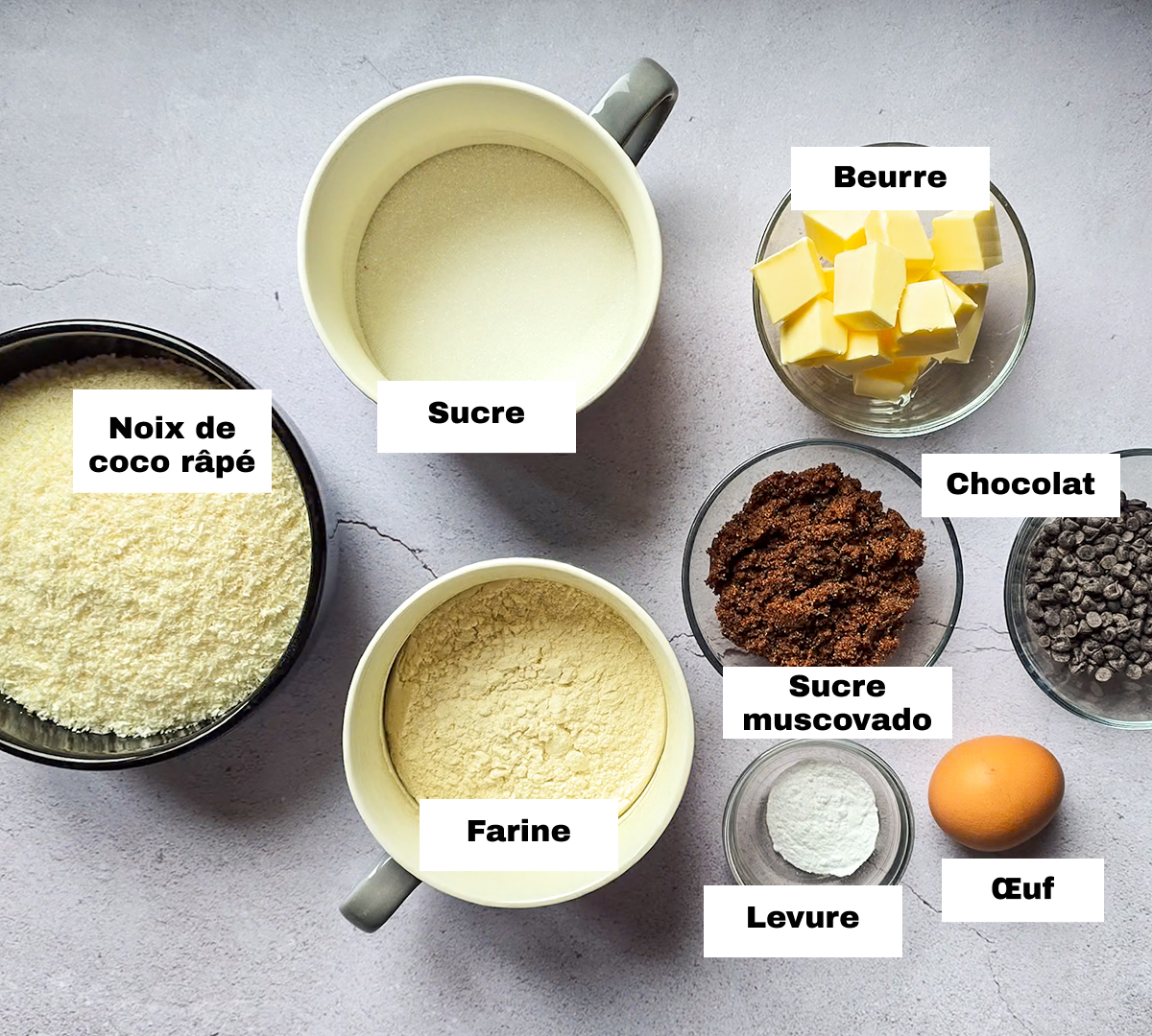 Des ingrédients pour faire une recette de cookies noix de coco choco.