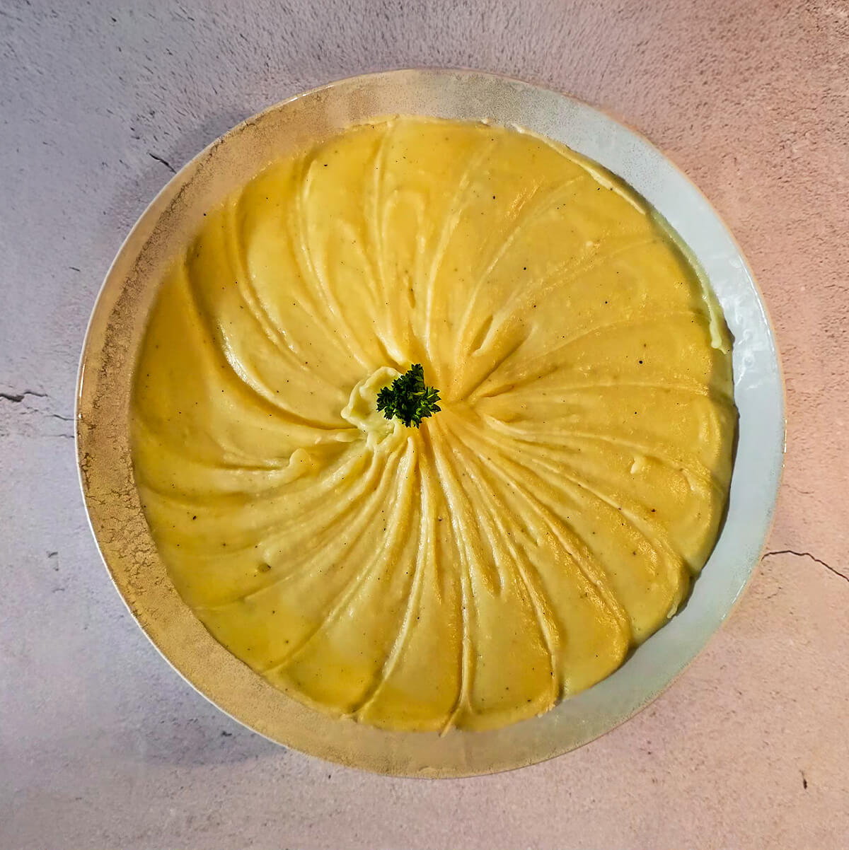 Une purée de pommes de terre dans un saladier blanc.